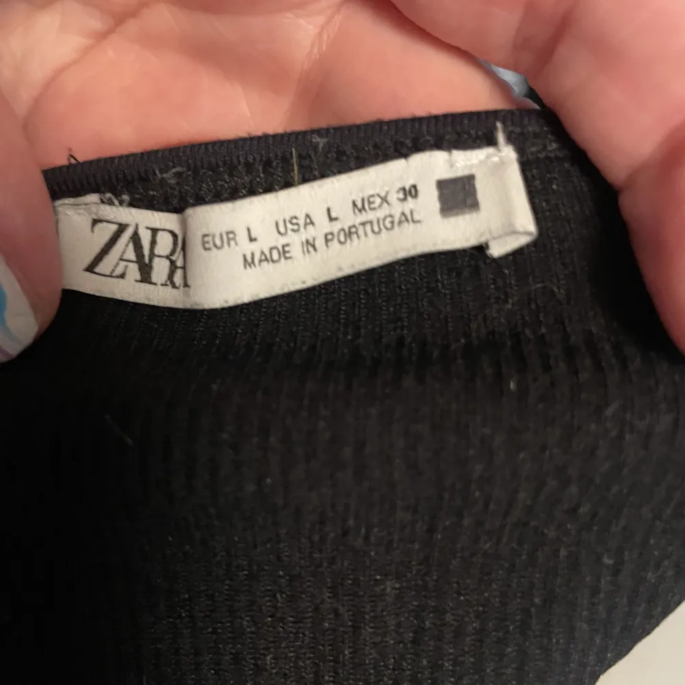 Säljer detta Zara linne i storlek L, sparsamt använt. Linnet är väldigt kort och snörena knyts i nacken. Kan mötas upp annars står köparen för frakten❤️. Toppar.
