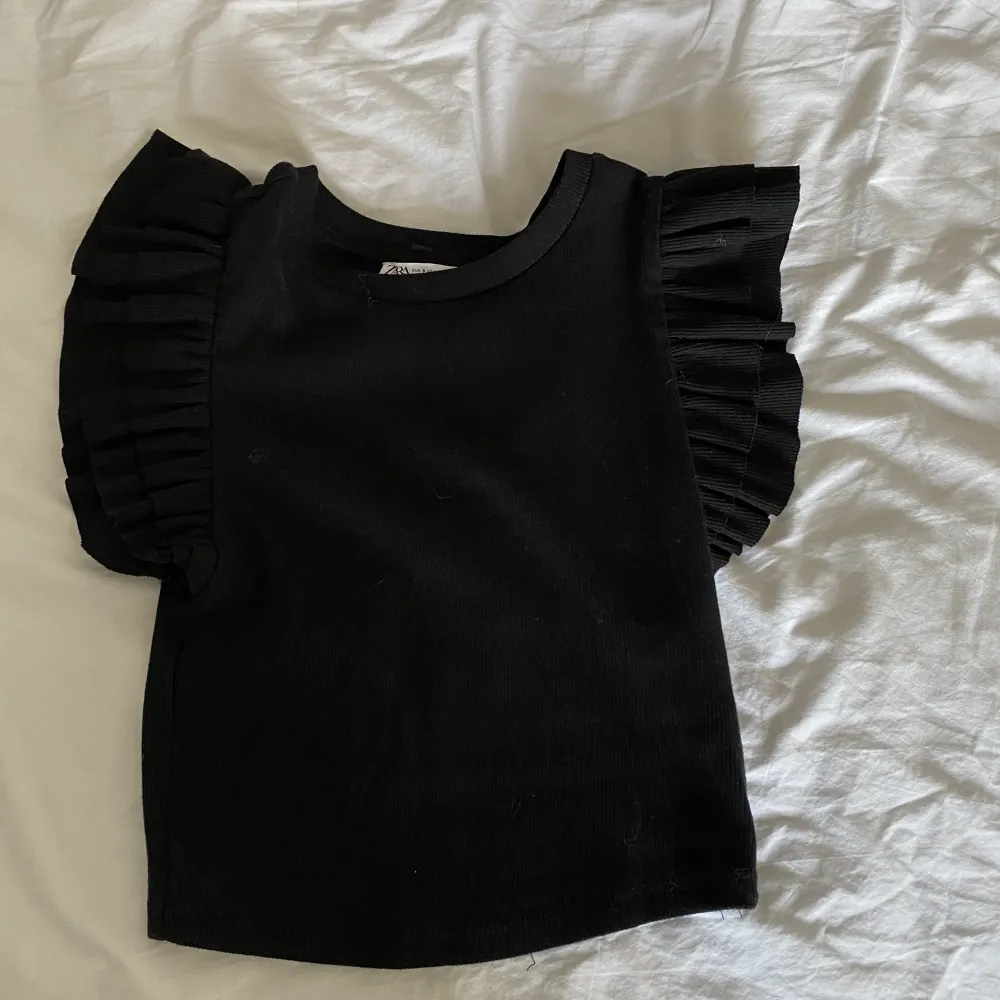 Säljer denna snygga svarta tröjan från zara i storlek S! 💓💓. T-shirts.