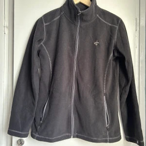 Svart fleece - Svart skön fleece i storlek 38! Perfekt basplagg i höstgarderoben ✨🌻✅Helt oanvänd pga för stor!