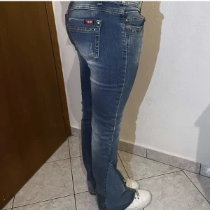 Low waist jeans - Low waist jeans,  omsydda till Bootcut, passar mig perfekt som bär 34-36, mitt innerben är ca 76-80 cm, är 167 cm, har tyvär inget måttband, har även få små hål i omsydda delen men lätt att fixa. köp direkt för 350+ frakt!!🥰🫶