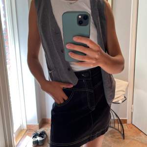 Snygg kjol med assnygg söm från Zara! Används inte och bara använd en gång💕