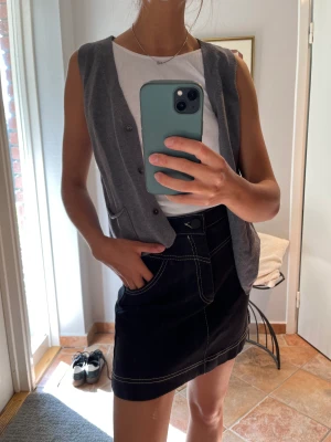 Kjol från Zara - Snygg kjol med assnygg söm från Zara! Används inte och bara använd en gång💕