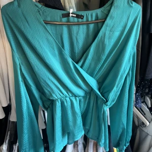 Bikbok blus  - Oanvänd bikbok blus som tyvärr ej kommer till användning 