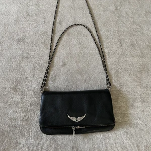 Zadig & Voltaire  - Säljer min Zadig väska, köpt på NK 2021. Sparsamt använd och väskan är i fint skick. 