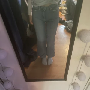 Jeans - Ett par mid waist jeans från lager 157! Anledning till att jag säljer de är att de är för små och använder de inte! De har dock fått en fläck på höger sida bredvid bakomfickan när jag färgat håret! Därav priset! Originalpris: 200kr