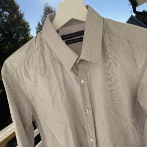 Oxford Skjorta från Selected Homme - Hej, säljer en fräsch skjorta från Selected Homme. Bra skick utan tecken på användning. Nypris runt 500kr. Storlek Small och True To Size. Passar bra under en sweatshirt eller pullover. Pris inte hugget i sten. Hör av dig vid intresse. 