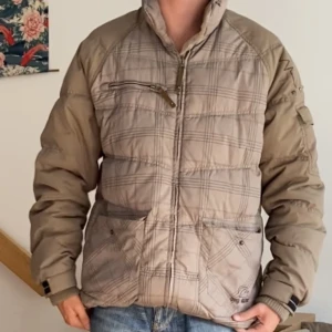 Tagrider dunjacka - Varm och skön dunjacka med avtagbar luva ifrån tagrider! Storlek S, men sitter mer som M/L.