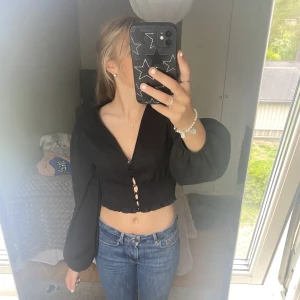 Svart blus från monki  - Super snygg tröja/blus från monki,   storlek S. Knappt använd. Då jag renar garderoben fick den följa med ut. Skriv gärna för intresse ☺️