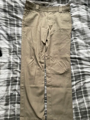 Beigea dickies byxor - Beigea Dickies byxor i slim straight  Storlek W30/L30