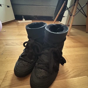 Jätte fina Inuikii  - Intressekoll på mina kära Inuikiis, bara andvända en vinter typ 10 gånger, dem är svarta men paljetter, superfina! Dem är i 37 men passar mig som har 38, jag byter också gärna mot ett par andra inuikiis. skriv om ni har några frågor💞💞
