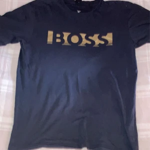 Hugo Boss T-shirt - Utrensning av garderoben,  Tröjan är i fint skick även fast den är välanvänd. Den är lite oversize i passformen.  För fler frågor eller bilder, skicka pm.