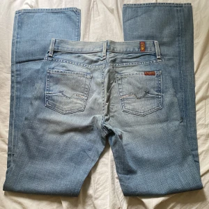 Mid waist bootcut jeans - enligt märkningen är jeansen högmidjade, men de passar bättre i mellanmidjan