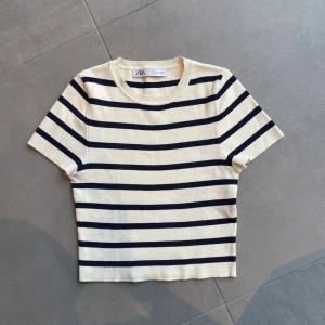 Ribbstickad topp  - Jättesöt vit/marinblå randig topp från Zara🥰 knappt använd!🤍💙