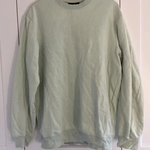 Tjocktröja  - Limegrön tjocktröja från H&M färgen är grönare och klarare i verkligheten:) Vid frågor är det bara att höra av sig!💕