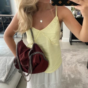 Stella Mccartney Falabella Bag - Säljer nu min såå fina vinröda falabella fold over bag!!❤️Den är en perfekt storlek och får plats med datorn och skolböckerna🥰Köpt för cirka två år sedan och dustbag medföljer! Givetvis ÄKTA❤️ Billigare pris vid snabb affär❤️