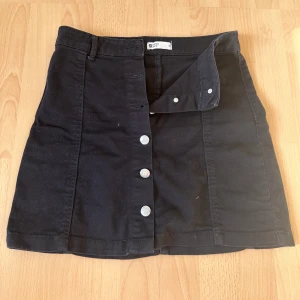 Kjol - Väldigt fin skick. Från Gina Tricot har knappt använt den. 