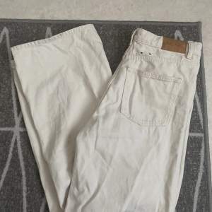 Vita Monki jeans i bra skick, storlek 28, wide leg