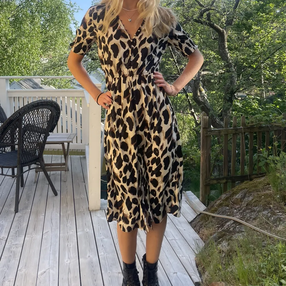 Så fin leopardklänning, aldrig använd men utan prislapp! Den är från märket influence och i storlek36! Jag är 175 cm och brukar ha s/36!❤️😍💓. Klänningar.