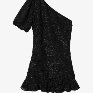 Svart glittrig klänning från Mango - Jättefin cocktail klänning från mango. Använd en gång💕 säljer pga lite kort för mig + kommer nog inte få användning av den igen. Storlek L men är liten i storleken.