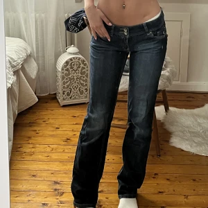 Low waist jeans - Köpa på secondhand! Jag är 170cm till referens 🤍