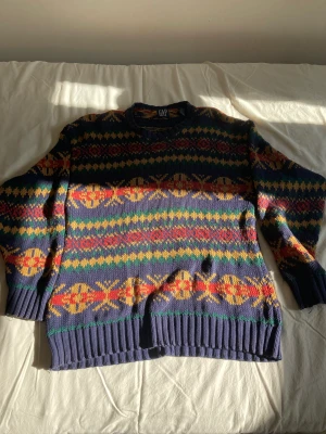 GAP tröja - Tröja från GAP i strl. L, men den passar stort så snarare XL Vissa lösa trådar etc. (bild 3) men annars rätt bra skick. Pris kan diskuteras.