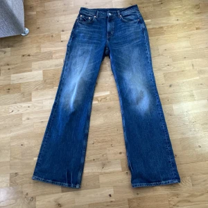 Weekday jeans - Ett par weekday jeans med rak passform och lite utsvängda ben. Använda ca 5 gånger. Storlek 31/34. Hör av dig om du har några frågor eller vill ha fler bilder!