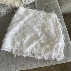 Fjäderkjol - Vit fjäderkjol från Nakd storlek 36, aldrig använd