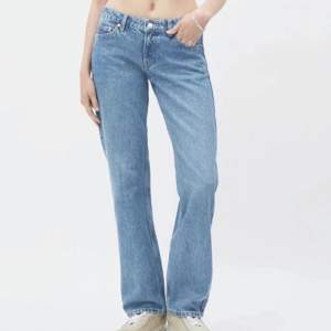 Nya weekday jeans i modellen ARROW  Säljer även likandana jeans i andra storlek, 29/30 och 28/30  Säljer oxå svarta i olika storlekar!