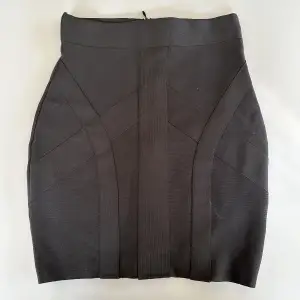 Svart kjol från Bik Bok köpt för flera år sedan. Använd 1-2 gånger, storlek M men liten i storlek och sitter som en S 🖤ordentlig kvalitet och fina detaljer!