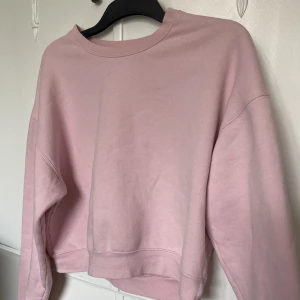 Rosa sweatshirt - Rosa sweatshirt. Relativt använt vilket syns på insidan i form av noppror, dock fortfarande mjuk (se sista bilden) 💞
