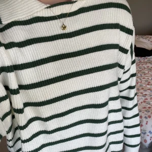 Stickad tröja M - Stickad tröja från Mango i storlek M. Gröna/vita ränder samt garage!
