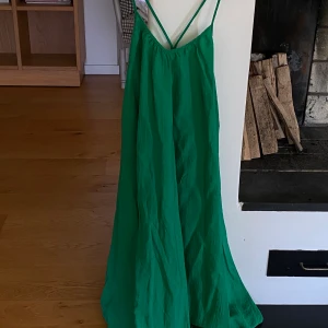 Magisk sommarklänning  - Använd en gång för fotografering.  Storlekaguide: jag är 157cm, se bild. 