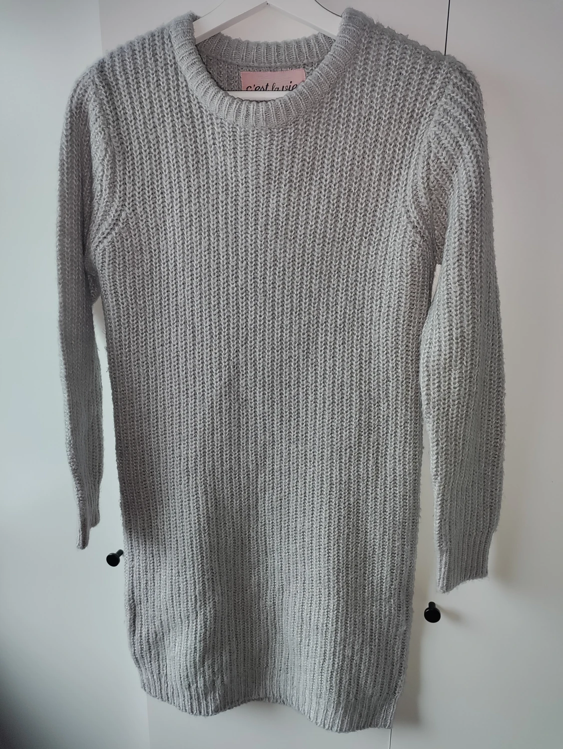 Grå stickad klänning 