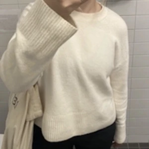 & other stories tröja !  - Säljer denna tröja jag köpte på plick för 300kr för 200kr ! Sjukt bra skick men lite nopprig! Har ej fler bilder. Första bilden är lånad från säljaren ❤️