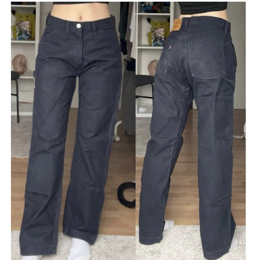 svarta utsvängda cargojeans ifrån levi’s. innerbenslängd 76 cm, midjemått 78 cm. använd gärna köp nu 💗. Jeans & Byxor.