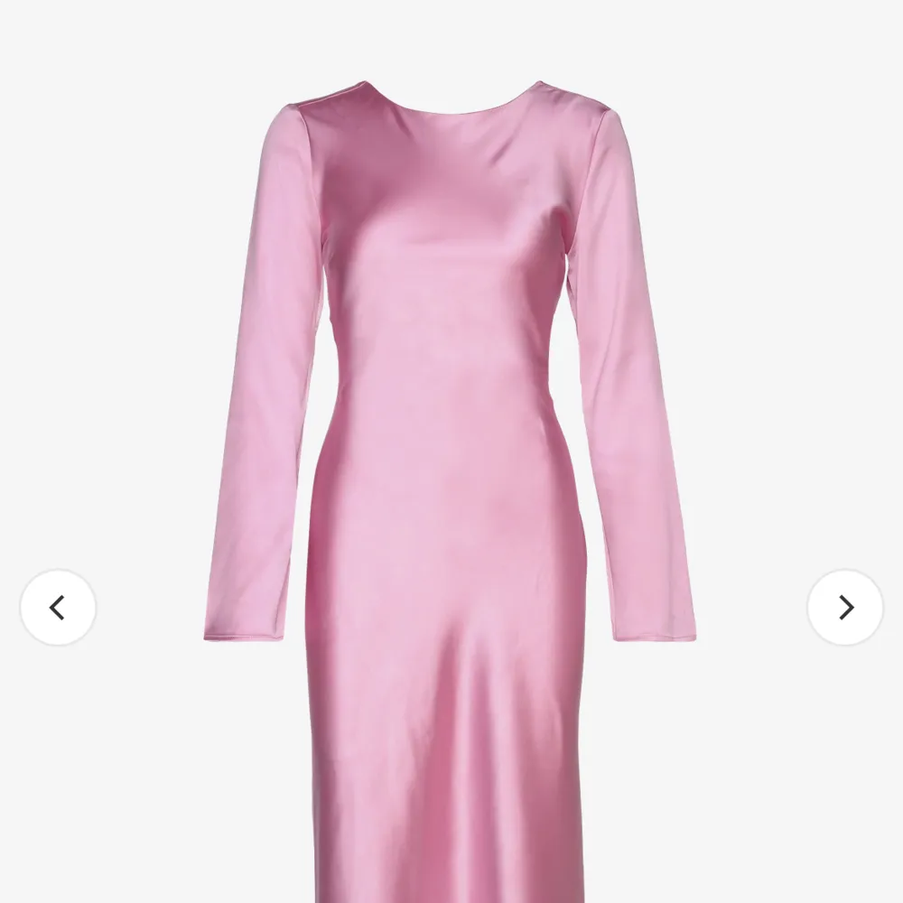 Säljer denna populära slutsålda rosa satin klänning ifrån GinaTricot. Endast testad! Pris kan diskuterad. Klänningar.