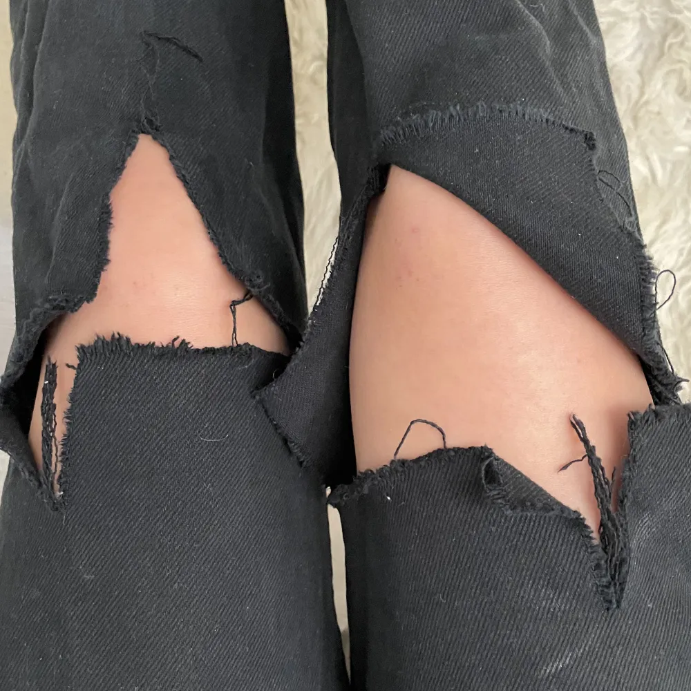 Så snygga zara jeans (midwaist) knappt använda!!! Dock klippt egna hål vid knäna men tycker det endast klärupp byxorna❤️‍🔥❤️‍🔥 stilett 40 men små i storleken!🤍. Jeans & Byxor.