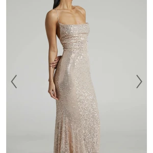 Balklänning - En superfin balklänning som är helt oanvänd med öppen rygg och som är glittrig, finns i orginalförpackningen.(nypris 1300)🌞😇💗