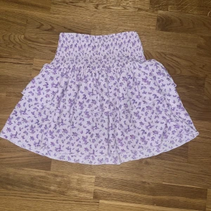 Sommarkjol  - En fin lila sommarkjol. Kjolen är i väldigt bra skick. Jag har bara använt den några gånger. 