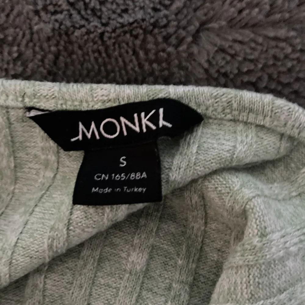 Ett superfint grönt linne från Monki, använt men inga defekter men har dessvärre blivit för litet. Skriv för för bilder eller ev. information! 😊 Köparen står för frakt. . Toppar.