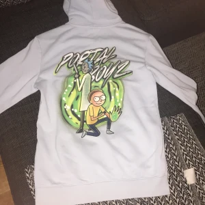 Rick n Morty luvtröja  - Hej 👋 Säljer min Rick n Morty luvtröja pga av att den inte passar mig. Produkten är i god skick inga skador och så vidare. För mer info och fler bilder kontakta mig.