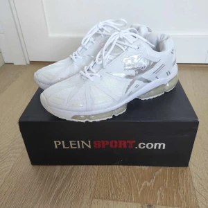 Plein sport - runner cross tiger - Jag säljer mina Philipp plein skor det är storlek 44 dom är i ett bra skick och riktigt snygga dom är slutsålda överallt. Skriv gärna för flera bilder eller vid intresse pris kan sänkas vid snabb affär