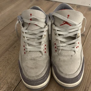 Jordan 3 muslin  - Skorna är smutsiga men har inga slitningar i tyget.  Skriv ifall för frågor eller fler bilder 