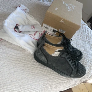 Christian louboutin grey  - Christian louboutin grey Skcik: VNDS 9,5/10 Storlek: 41 fits 41-42  Box, dustbags, snören o nitar tillkommer 