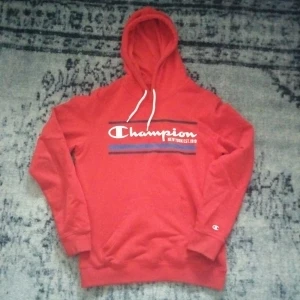 Champion hoodie - Champion hoodie. Röd. Jätte bra skick. Champion.