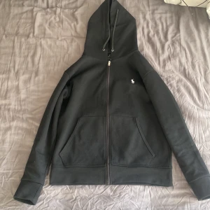 Polo zip - Säljer min polo tröja för jag behöver lite snabba pengar bara. Information om tröjan: fick i present för några månader sedan(december) helt perfekt inga hål eller märken. Den är som ny! Skriv om du har frågor eller funderingar om priset!