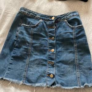 Säljer denna jeans kjol för 60kr från Gina