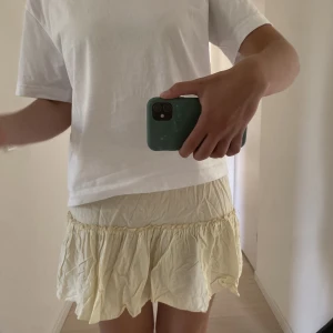 Kjol - En gräddvit kjol från pamela X nakd, storlek 36, köparen står för frakten 🤍🤍