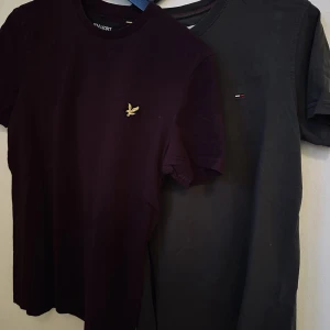 Tommy Hilfiger + Lyle & Scott, T-shirt, Strl S - Fint skick. Strl S.