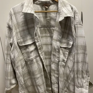 Rutig skjorta - Tjockare skjorta ifrån HM, i fint skick! Kan även användas som tunnare jacka! 